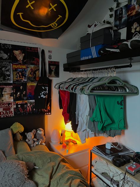 room inspo, posters, band posters, downtown room, lights, plants Guys Room Ideas Aesthetic, Room Decor Ideas Goth, Cool Shelves Bedroom, Room Decor Tomboy, Skater Dorm Room, Cool Guy Rooms, Guys Aesthetic Room, Street Wear Room Aesthetic, Room Inspo Guys