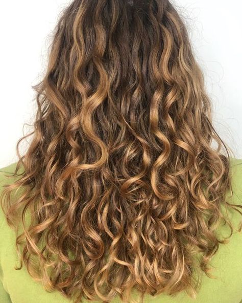 Honey Brown Hair Wavy, Caramel Highlights On Wavy Hair, Caramel Balayage Wavy Hair, Pintura Highlights Wavy Hair, Sun Kissed Brown Hair Curly, Painted Curly Hair, Light Brown Wavy Hair With Highlights, Highlights In Wavy Hair, Caramel Highlights Wavy Hair