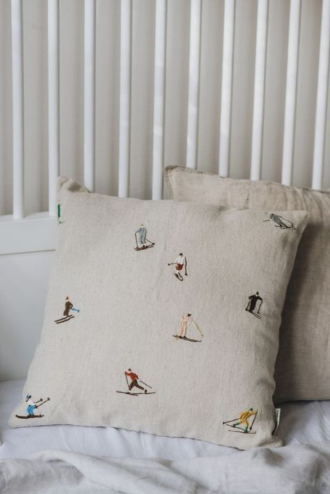 Ski Embroidery, Throw Pillows Christmas, Cute Embroidery, Embroidery Craft, Embroidery Inspiration, Diy Embroidery, Embroidery And Stitching, Cozy Christmas, Holly Jolly