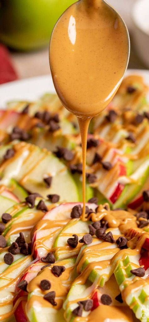 Apple Nachos Recipe, Apple Nachos, Smooth Peanut Butter, Chocolate Apples, Apple And Peanut Butter, Movie Night Snacks, Delicious Appetizer Recipes, Cheap Healthy Meals, Popcorn Chicken