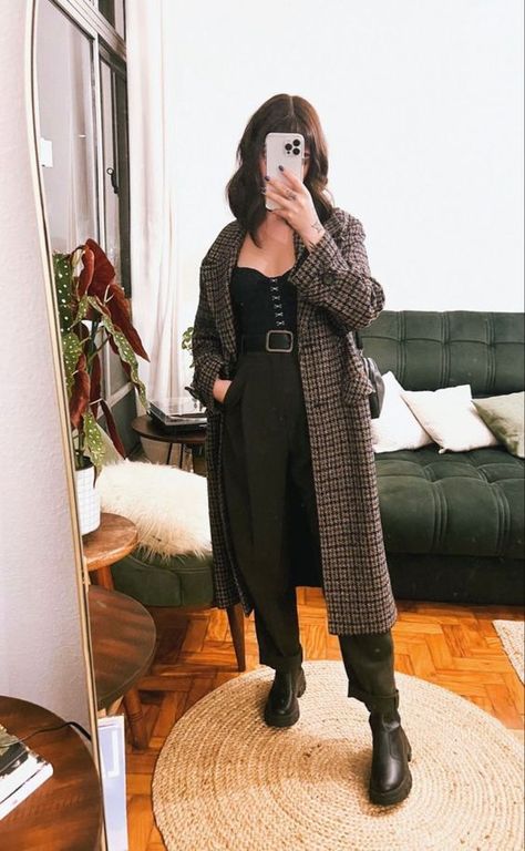 Classic Style Women Midsize, Femenine Outfits Fall, Classic Casual Edgy Style, Curvy Academia Fashion, Classic Alternative Style, Dark Academia Outfit Curvy, Dark Feminine Plus Size Outfits, Dark Moody Outfits, Grunge Business Outfits