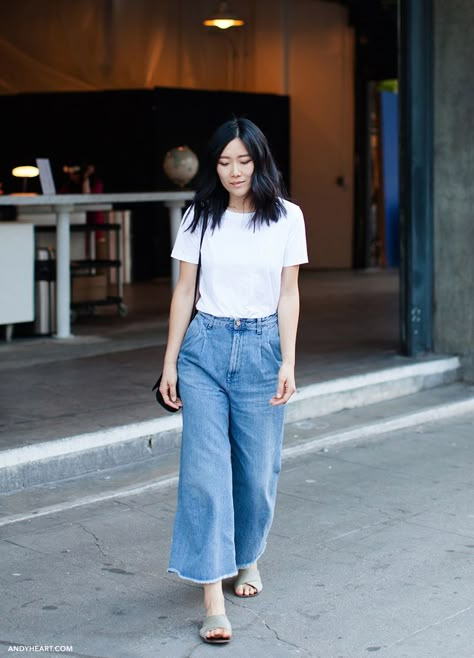 http://andyheart.com #TSHIRT AND #JEANS White Tee Street Style, White Tshirt Styling, Wide Leg Pants And T Shirt Outfit, Cullotes Jeans Outfit, White T Shirt And Jeans Outfit, Tshirt Jeans Outfit, White Shirt And Jeans Outfit, White T Shirt And Jeans, White Tee Outfit