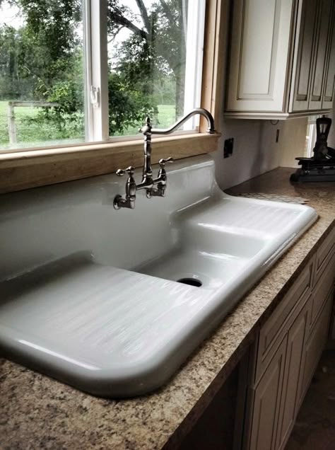 Vintage Kitchen Sink, Vintage Sink, Old Fashioned Kitchen, Best Kitchen Sinks, Kitchen Sink Design, Sink Kitchen, Farm Sink, Farmhouse Sink Kitchen, Sink Design