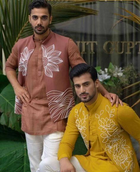 Durga Puja Outfit Ideas Men, Mens Indian Wear Kurta, Navratri Kurta For Men, Men Kurta Designs Style, Style Indian Fashion, Indian Wedding Suits Men, Mens Traditional Wear, Indian Wedding Clothes For Men, Mens Indian Wear