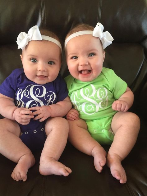 Baby Images Hd, 6 Month Baby Picture Ideas, Twin Baby Girls, Cute Twins, Baby Images, Foto Baby, Cute Funny Babies