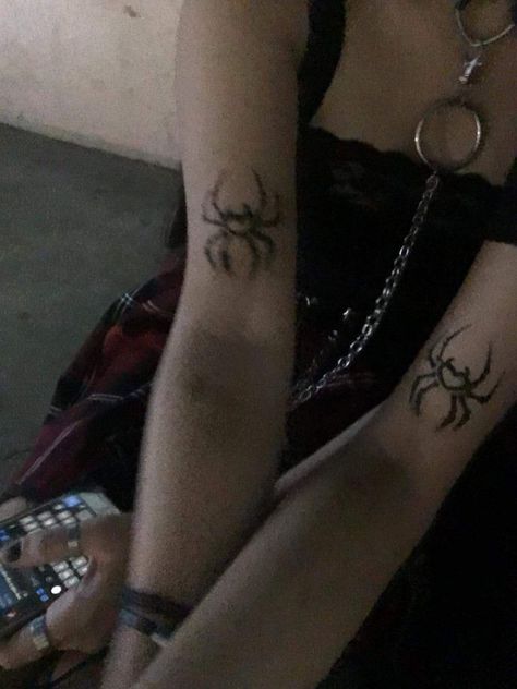 Spider Couple Tattoo, Matching Tattoos For Best Friends Grunge, Matching Dark Tattoos Couples, Matching Tattoos Spiderman, Matching Tattoos For Best Friends Y2k, Spiderman Couple Tattoos, Spider With Heart Tattoo, Matching Tattoos Couples Emo, Aesthetic Tattoos Matching