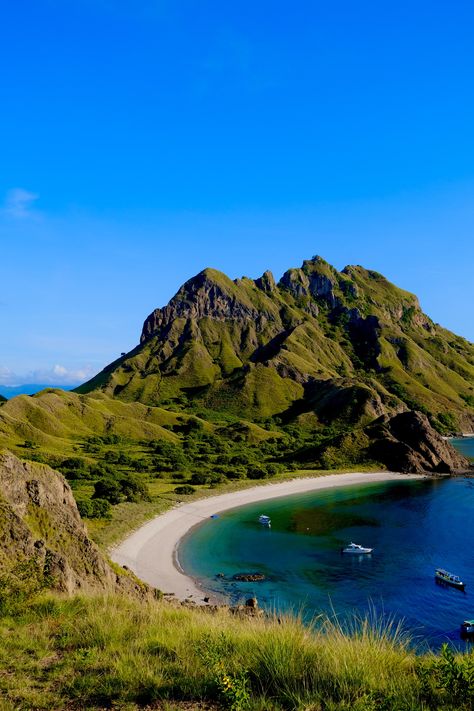 Padar Island-Labuan Bajo Indonesia Ev-2022 | Images :: Behance Labuan Bajo Indonesia, Labuan Bajo Photography, Ats Cv, Padar Island, Labuan Bajo, Labuan, Fields Photography, Beautiful Views, Digital Camera