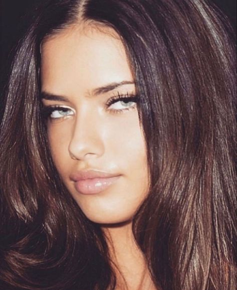 Adriana lima Adriana Lima 90s, Adrina Lima, Lila Make-up, Adriana Lima Young, Adriana Lima Style, Marinette Et Adrien, Adriana Lima Victoria Secret, Model Face, Victoria Secret Angels