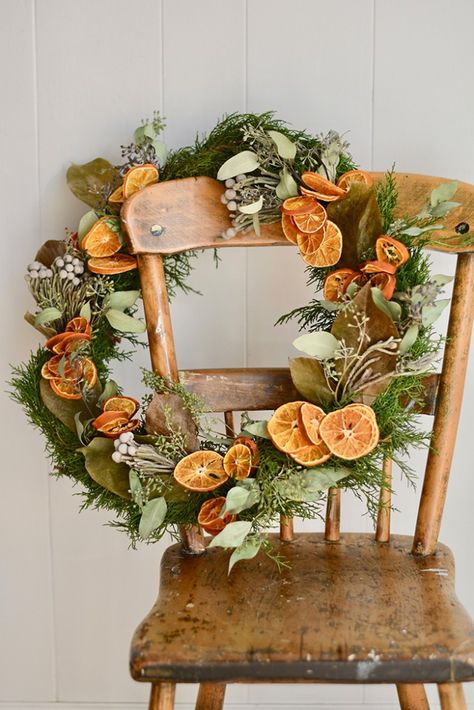 Wreath With Dried Oranges, Julkransar Diy, Deco Noel Nature, Jul Diy, Diy Christmas Wreath, Natural Christmas Decor, Easy Diy Wreaths, Orange Christmas, Dried Oranges