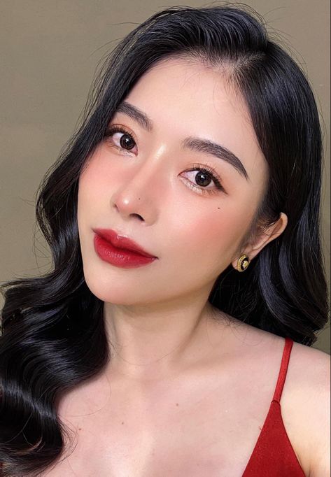 Asian Red Lip Makeup, Elegant Makeup Red Lips, Red Lip Makeup Look Asian, Douyin Makeup Red Lip, Korean Idol Makeup Look, Korean Red Makeup, Red Lipstick Asian, Taiwanese Makeup, Korean Ladylike Makeup