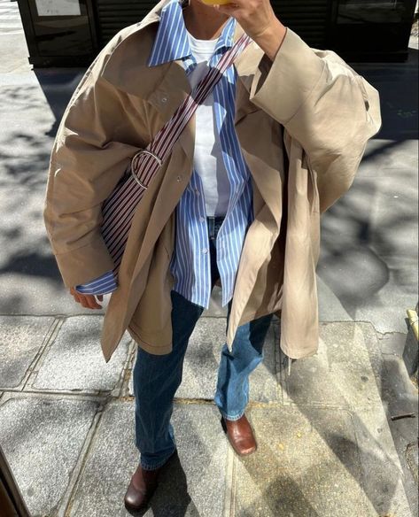 Utility Jacket Street Style, Autumn 24 Outfits, Fall 2024 Trends Fashion, French Mom Style, Summer Rain Outfit, Short Trench Coat Outfit, Transitional Outfits Summer To Fall, Beige Jacket Outfit, Layered Outfits Aesthetic