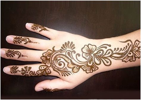 10 Awesome Back Hand Mehndi Designs To Try In 2018 Karva Chauth Mehndi Designs, Small Henna Designs, New Henna Designs, Latest Arabic Mehndi Designs, Indian Mehndi Designs, Karva Chauth, Tato Henna, Eid Mehndi Designs, Design Henna