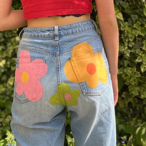 Cute Painted Jeans Ideas, Jeans With Painted Flowers, Jeans Painting Flowers, 70s Painted Jeans, Flower Painted Jeans, Paint Clothes Ideas, Painted Jeans Flowers, Paint Pants Ideas, Painting Jeans Ideas