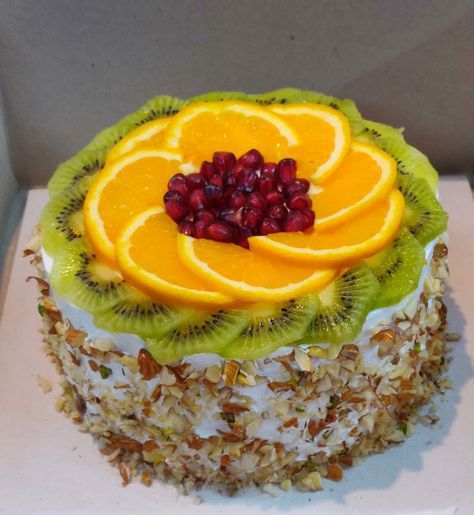 It tastes awsm and it's eggless Kiwi Cake, Fathers Day Cake, Vanilla Flavoring, Peaches, Party Food, Kiwi, Cake Decorating, Pastry, Grapes