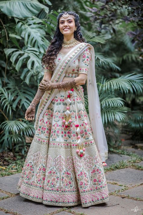 Bride In White Lehenga, White Indian Bride, Indian Engagement, Indian Wedding Gowns, Enchanting Wedding, Half Sarees, Wedding Lehenga Designs, Asian Bridal Dresses, Indian Bride Outfits