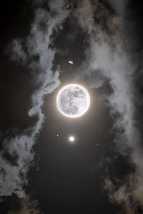 Full moon! With Saturn & Mars - 9GAG Hawaii Wall Art, Pink Skies, Night Sky Wallpaper, Look At The Moon, Sky Wallpaper, Moon Poster, Moon Pictures, Moon Photography, Iphone Wallpaper Photos