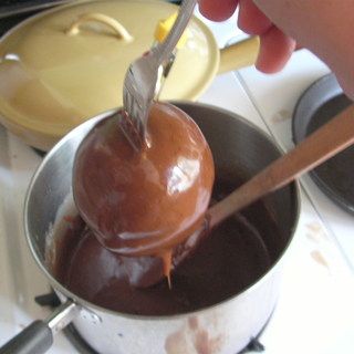 Caramel Apples- using honey instead of corn syrup! I substituted coconut milk in place of cream. Worked really well- good recipe!! Healthy Caramel, Caramel Apples Homemade, Caramel Apples Recipe, How To Melt Caramel, Apple Cider Vinegar Detox, Coconut Smoothie, Healthy Recipes Easy Snacks, Candy Thermometer, Great Grandma