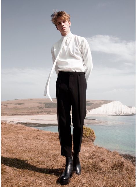 S H A R R A T U M Minimalist Moda, Finnick Odair, Mode Editorials, Minimalist Men, Mens Fashion Editorial, Androgynous Fashion, Mode Inspo, 가을 패션, Fashion Editorial