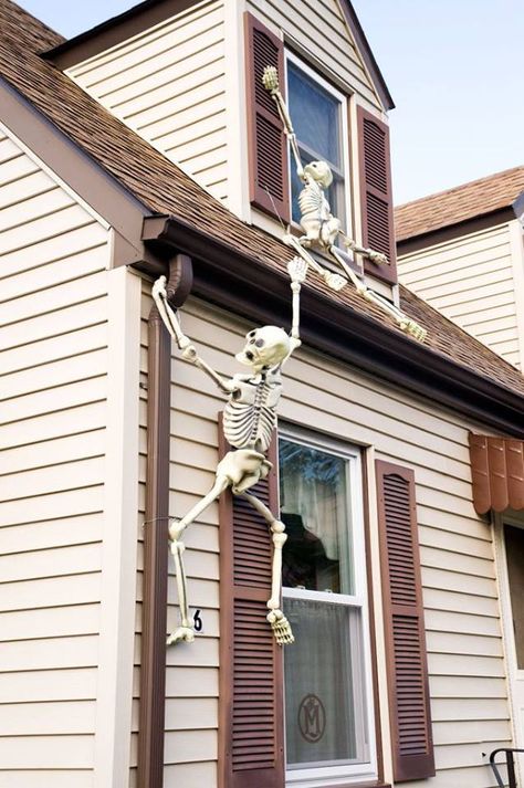 skeleton hanging from house Easy Outdoor Halloween Decorations, Diy Halloween Dekoration, Table Halloween, Halloween Diy Outdoor, Easy Diy Halloween Decorations, Hallowen Ideas, Diy Halloween Decor, A Skeleton, Easy Diy Halloween