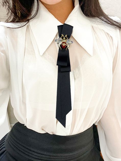 Womens Tie Outfit, Women Neck Tie, Cloth Inspiration, Outfit With Tie, Tie Brooch, Black Necktie, Tie Outfit, Tie Around Neck, Victorian Accessories