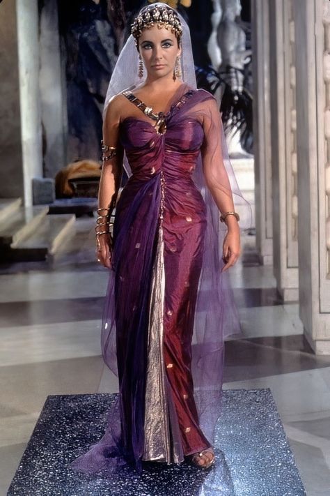 Edward Wilding, Elizabeth Taylor Cleopatra, Actrices Hollywood, Elizabeth Taylor, Golden Age Of Hollywood, Vintage Hollywood, Hollywood Glamour, Mode Inspiration, Classic Hollywood