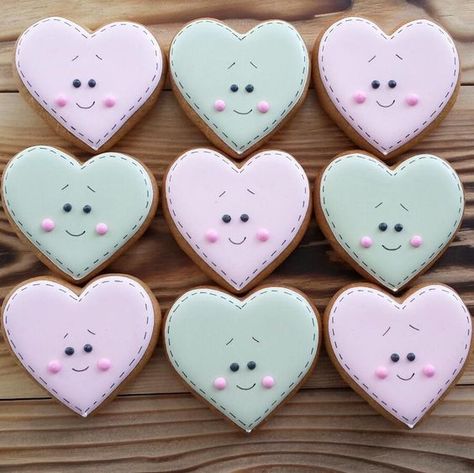 Cutest Valentines Day Sugar Cookies You'll Love To Make - RecipeMagik Royal Icing Ideas, Valentines Cookies Decorated Ideas, Cinnamon Christmas Cookies, Cookies Decoration, Valentine Cookies Decorated, Valentines Day Sugar Cookies, Valentines Cookies, Icing Ideas, Valentine Sugar Cookies