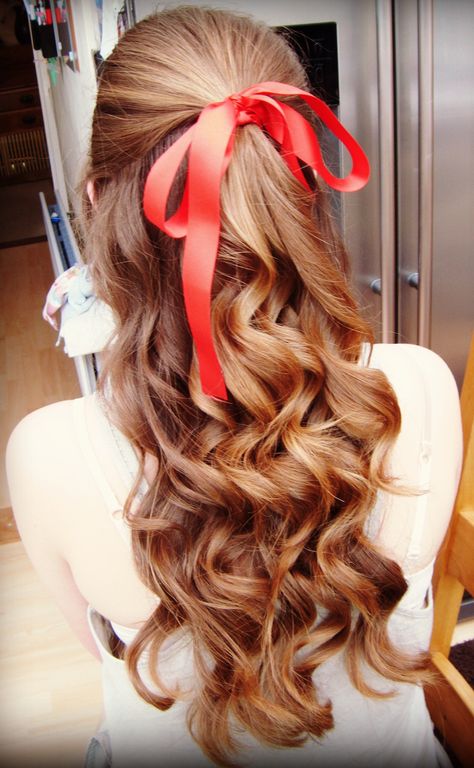 Red riding hood hair                                                                                                                                                                                 More Hair Ribbons Hairstyles, Hair With Ribbon, Halloweenský Makeup, Red Riding Hood Costume, Makeup Hacks Beauty Secrets, Ribbon Hairstyle, Hair Ribbon, Halloween Hair, Diy Beauty Hacks