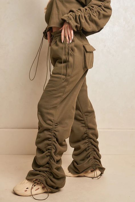 Woman Cargo Pants, Old Shirt Refashion, Comfy Trendy Outfits, Mars The Label, Celana Fashion, Legs Outfit, Mother Daughter Fashion, Techwear Fashion, Bodycon Outfits