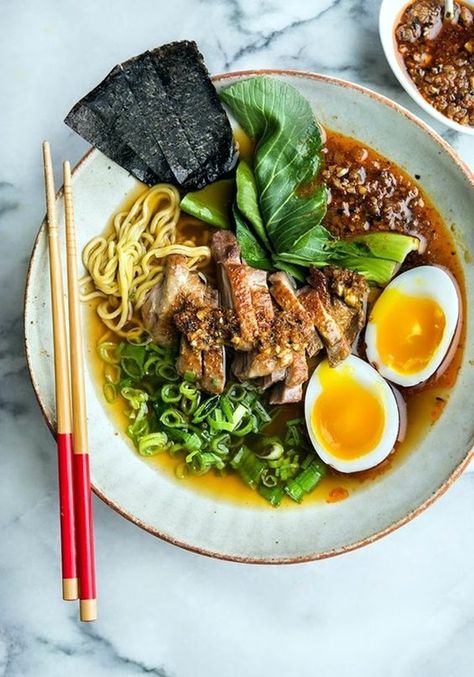 75 Smart and Creative Food Presentation Ideas Duck Ramen, Ramen Food, Pork Ramen, Bowl Of Ramen, Cibo Asiatico, Duck Recipes, Ramen Recipes, Idee Pasto Sano, Delicious Soup