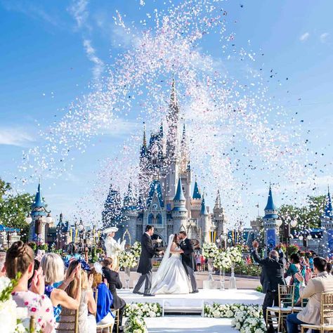 Disney Wedding Venue, Disneyland Wedding, Deco Disney, Disney Honeymoon, Disney World Wedding, Cinderella's Castle, Disney Wedding Theme, Disney Fairy Tale Weddings, Cinderella Wedding