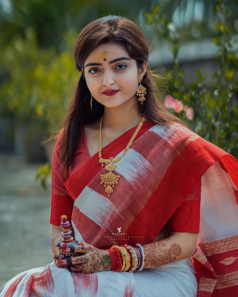 Durga Puja Photography, Bengali Bride Reception Look, Bengali Saree, Indian Bride Makeup, Hindu Wedding Ceremony, Indian Wedding Poses, Bengali Bridal Makeup, Indian Wedding Bride, Bengali Bride