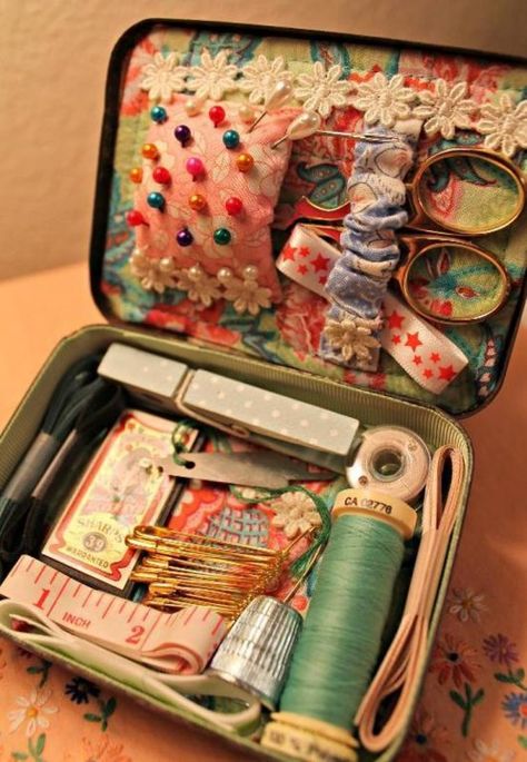 Tutorial Origami, Altoid Tin, Sewing Case, Altoids Tins, Things To, Mint Tins, Costura Diy, Trendy Sewing, Sewing Baskets