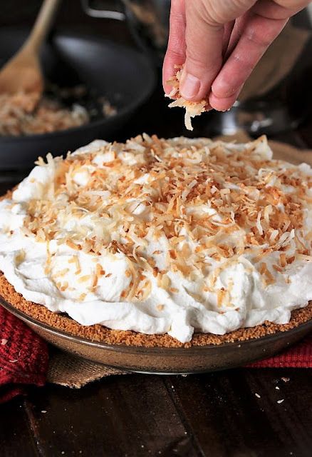 Easy Coconut Cream Pie, Coconut Cream Pie Easy, Best Coconut Cream Pie, Coconut Cream Pie Recipes, Homemade Graham Crackers, Coconut Pie, Easy Pie Recipes, Coconut Custard, Cream Pie Recipes