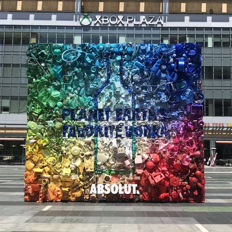 This #EarthDay, @absolutvodka is reminding us that recycling is important with this mural by Dan Tobin-Smith, made out of 1 ton of waste collected in LA. Come check it out from now until April 29th in XBOX Plaza and use it to recycle your trash! #AbsolutPlanetpic.twitter.com/l3KrLgZEvu Trash Decoration Ideas, Recycle Wall Art, Best Out Of Waste Decoration Ideas, Recycle Exhibition, Fashion Activation, Trash Aesthetic, Event Booth Design, Waste Art, Recycle Design