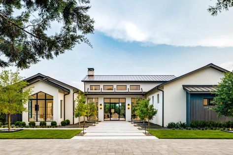 Austin Architects & Custom Modern Home Design | Vanguard Studio Transitional Farmhouse Exterior, White Modern Farmhouse Exterior, Modern Ranch Style Homes, Modern Farmhouse Ranch, Modern Ranch House, White Modern Farmhouse, Transitional Exterior, Spanish Modern, Farmhouse Architecture