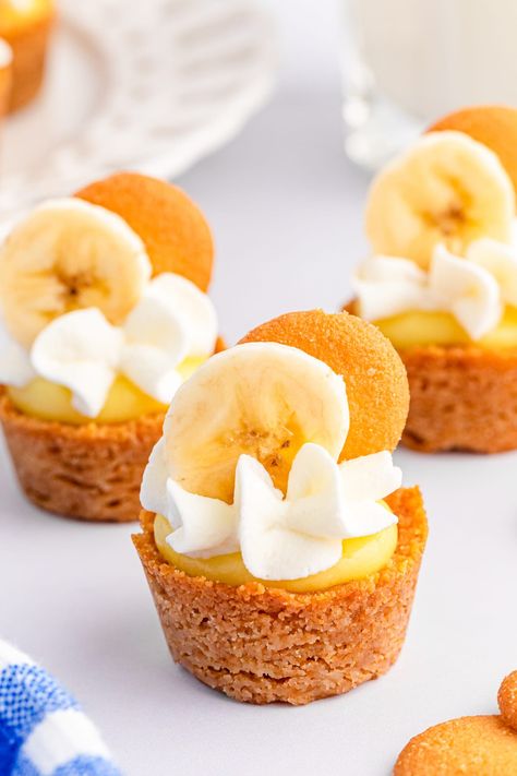 These fun Mini Banana Pudding Bites give you the delicious taste of banana pudding in a cute bite size serving. The perfect treat for your next party, these sweet mini desserts are guaranteed to be a big hit! Mini Banana Pudding, Banana Pudding Cookies, Finger Food Desserts, Instant Banana Pudding, Finger Desserts, Banana Pudding Desserts, Banana Cream Pudding, Easy Banana Pudding, Southern Banana Pudding