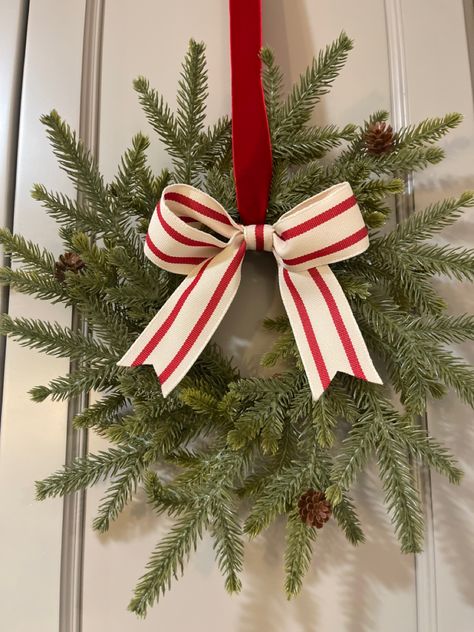 Christmas Decor Ideas Bows, Christmas Bows On Windows, Door Ribbon Christmas, Christmas Decor Bows, Christmas Bow Garland, Christmas Bow Decor, Mini Christmas Wreaths, Nordic Christmas Decor, Christmas Stationary