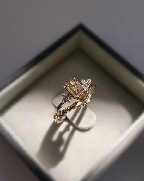 L O R E A N on Instagram: "A unique diamond engagement ring and botanical wedding band set, crafted in white gold and yellow gold🌿 #loreanjewellery" Platinum Jewellery, Jewelry Design Studio, Emerald Cut Diamond Engagement Ring, Engagement And Wedding Rings, Unique Diamond Engagement Rings, Platinum Jewelry, Dream Engagement, Dream Engagement Rings, Botanical Wedding