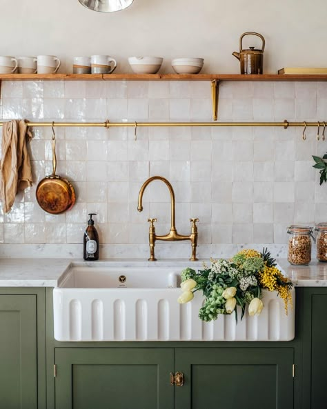 Dreamy Apartment, Arizona Kitchen, Classic English Kitchen, Kitchen Sanctuary, Country House Kitchen, Wall Cupboards, Belfast Sink, Devol Kitchens, Loft Kitchen