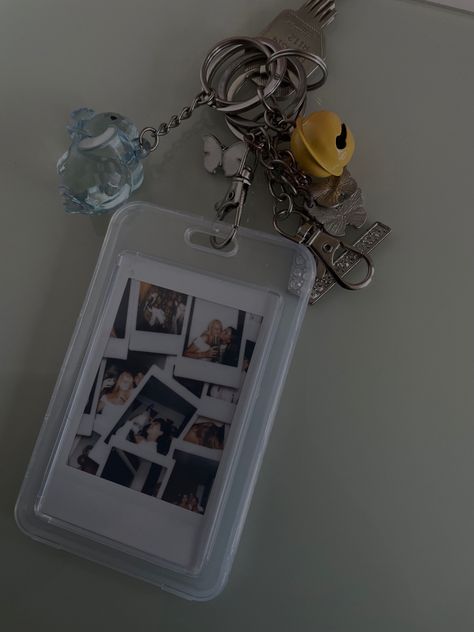 Print your favourite memories into a personalised photo keychain! Add them to your school lanyard, add to you keys as a key ring/chain/charm or gift to a friend 😊 Print a choice of two polaroids for a double sided look or the choice of one.     ✨ design inspiration ✨   ♥️ print your favourite picture and give it a retro look ♥️ add to your school lanyard  ♥️ add to your keys  ♥️ amazing gift idea    ✨how it works ✨  ♥️ purchase the right amount of prints you would like ♥️ send your two chosen p School Lanyards Ideas, Cute Mini Keychains, Car Key Lanyard, Key Lanyard Aesthetic, Id Keychain, School Id Lanyard, Polaroid Gift Ideas, Polaroid Keychain, Key Ring Ideas