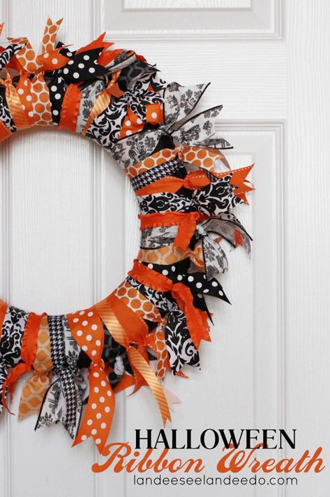 Halloween Ribbon Wreath, Moldes Halloween, Table Halloween, Diy Halloween Wreath, Dollar Store Halloween, Manualidades Halloween, Wreath Halloween, Halloween Ribbon, Have Inspiration