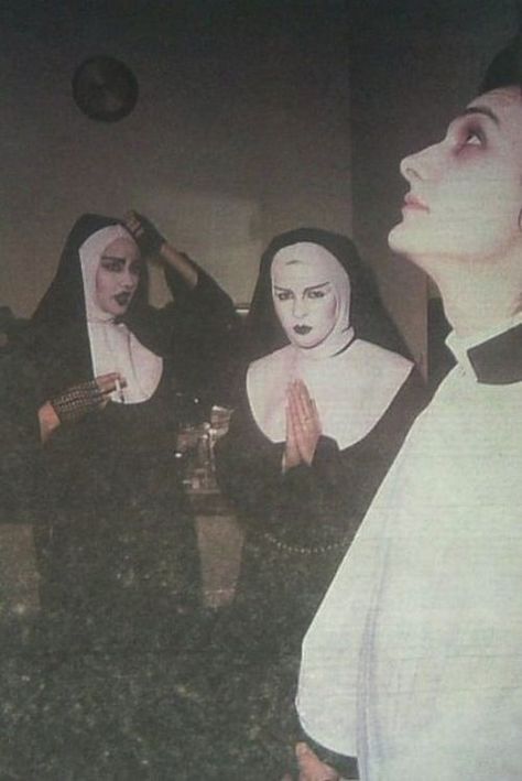 DV & his dancing nuns Dave Vanian, The Wall, Wall