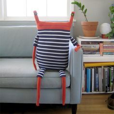 Couch Monster, Frog Doll, Monster Pillows, Monster Dolls, Unique Pillows, Sewing Toys, Fabric Dolls, Diy Toys, Sewing Inspiration