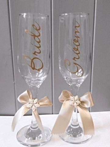 Wedding Champagne Glasses Diy, Wedding Champagne Toast, Unique Table Numbers Wedding, Glass Decor Ideas, Bridesmaid Glasses, Personalized Champagne Glasses, Decorate Wedding, Wedding Toasting Glasses, Stemless Champagne Flutes