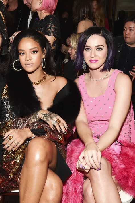 Rihanna x Katy Perry x Jeremy Scott catwalk Katy Perry Rihanna, Victor Lopez, Row Fashion, Rihanna Love, Rihanna Style, Rihanna Fenty, Glamorous Style, Katy Perry, Lady Gaga