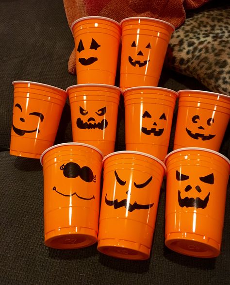 Halloween Jack O'Lantern Cups made with Sharpie and orange Solo cups. Halloween Plastic Cup Ideas, Halloween Cup Decorations, Hosting Halloween Party, Summerween Party Decorations, Decoracion Hallowen Ideas, Halloween Party Decorations Outdoor, Halloween Plastic Cups, Halloween Party Cups, Porch Decoration Ideas