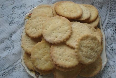 Water Crackers Recipe, Catering Food Displays, Water Crackers, Crackers Recipe, Savoury Biscuits, Cheese Platter, Cracker Recipes, Diet Snacks, Veggie Tray