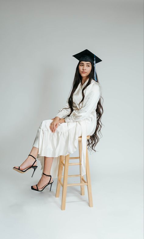 Nursing Graduation Pictures, College Graduation Photoshoot, Graduation Photography Poses, Graduation Poses, Studio Poses, Grad Photoshoot, Photoshoot Studio, Graduation Photography, Graduation Photoshoot