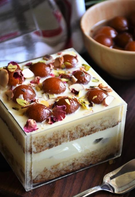 Gulab Jamun Trifle, Indian Cake Flavors, Rakhi Sweets Ideas, Gulab Jamun Tiramisu, Gulab Jamun Desserts, Gulag Jamun Cake, Indian Fusion Sweets, Indian Desserts Recipes, Desert Box Cake