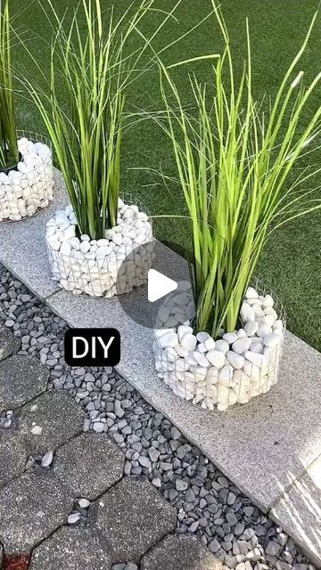 Decorating Ideas For Garden, Diy Home Plant Decor, Garden Creative Ideas, Outside Garden Ideas Landscaping, Creative Diy Home Decor, Outdoor Table Decor Ideas, Diy Unique Home Decor, Garden Diy Décor, Beach Backyard Ideas